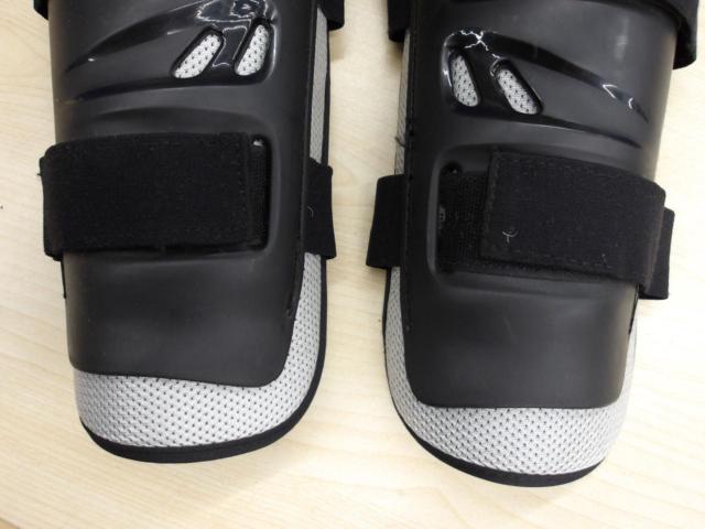 ADULTサイズ FOX(フォックス) TITAN SPORT(タイタンスポーツ) ニーシンガード