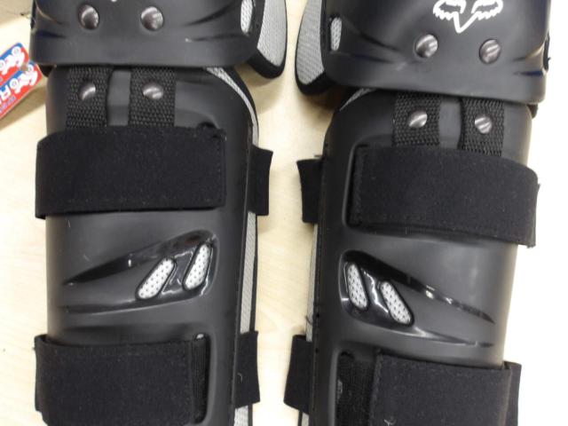 ADULTサイズ FOX(フォックス) TITAN SPORT(タイタンスポーツ) ニーシンガード