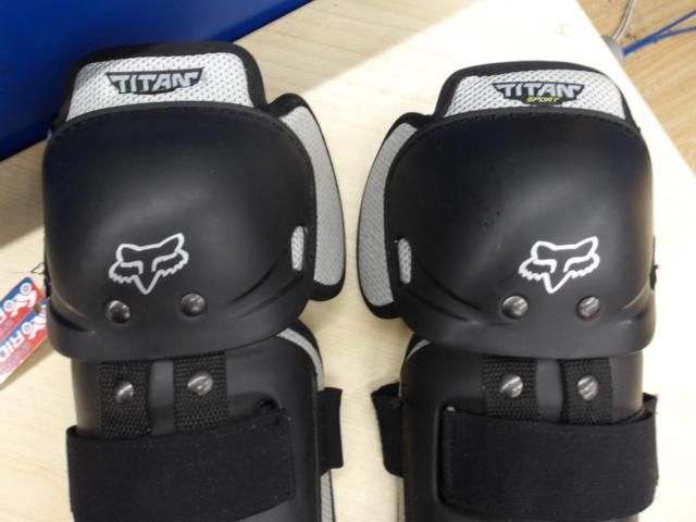 ADULTサイズ FOX(フォックス) TITAN SPORT(タイタンスポーツ) ニーシンガード