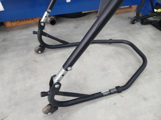World Tour
Front stand
black