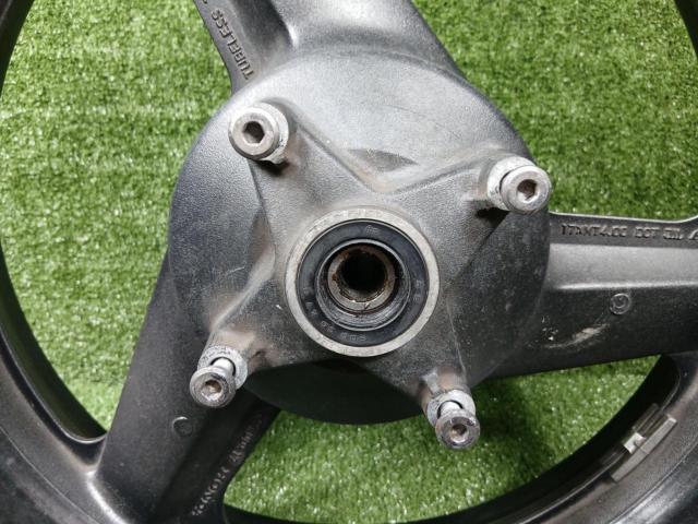 HONDA
Original wheel
Remove CB 400 SF (NC 31)