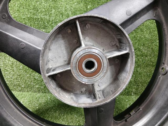 HONDA
Original wheel
Remove CB 400 SF (NC 31)