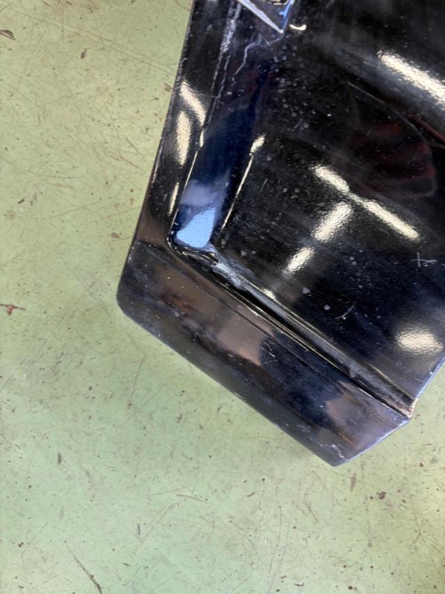 *Screws are visible on the back*
TOYOTA
AE86/Trueno genuine front fenders + FRP fenders