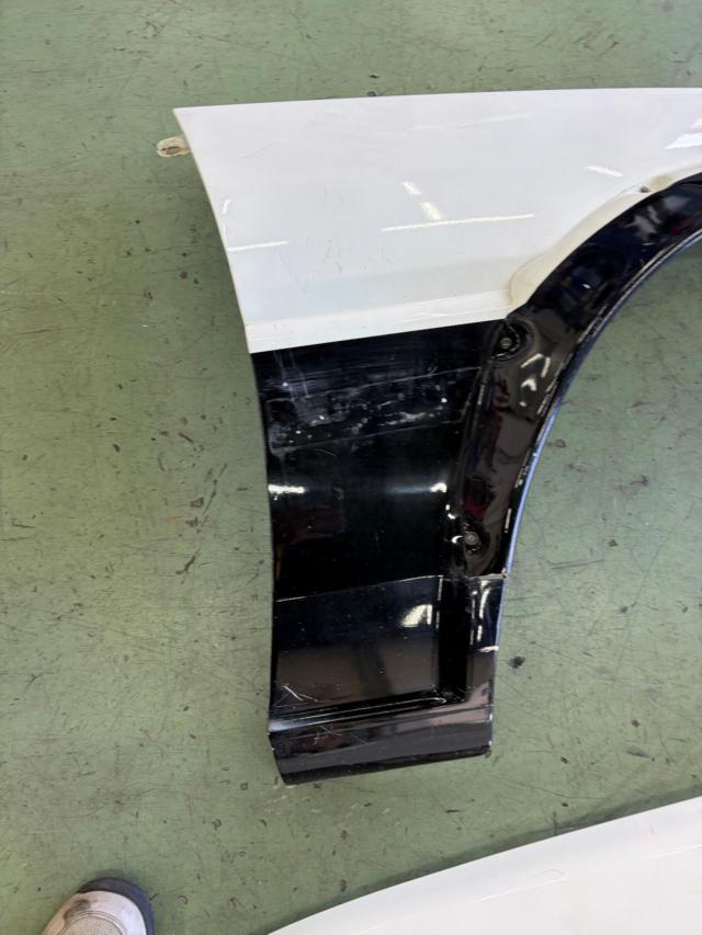 *Screws are visible on the back*
TOYOTA
AE86/Trueno genuine front fenders + FRP fenders