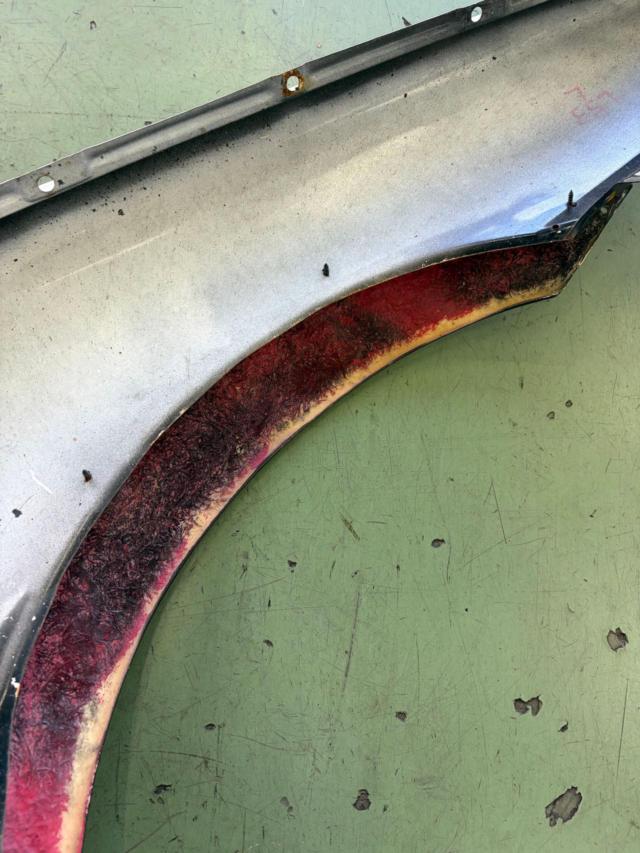 *Screws are visible on the back*
TOYOTA
AE86/Trueno genuine front fenders + FRP fenders