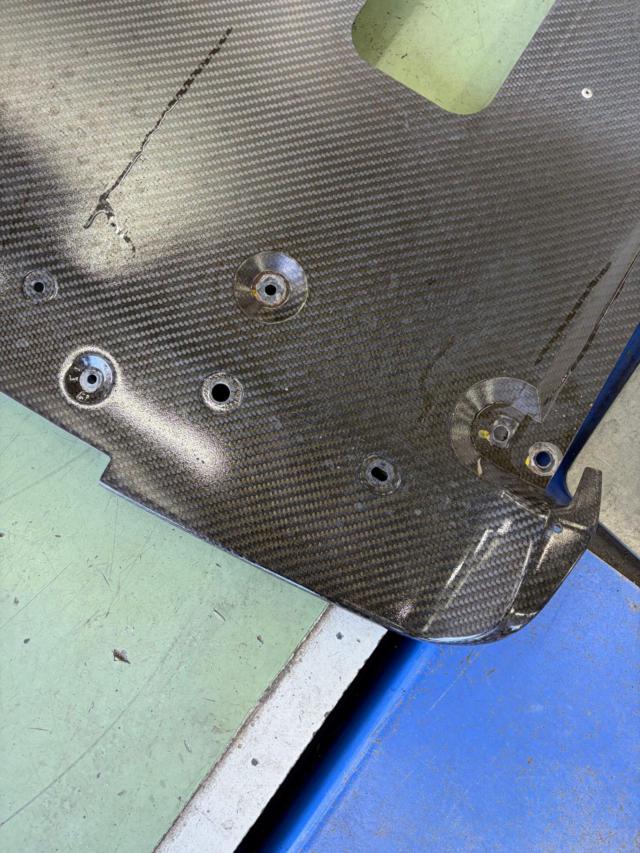 NISSAN
GT-R / R35
Medium-term genuine
Carbon rear diffuser
