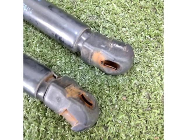 Nissan
Genuine door damper