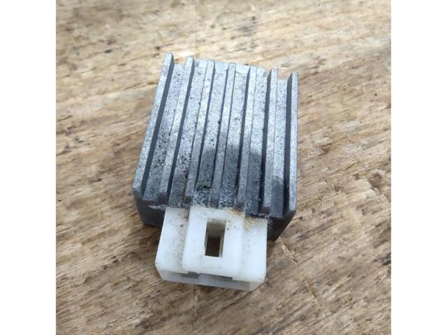 メーカー不明 12V用レギュレーター 汎用【モンキー/ゴリラなどに】
