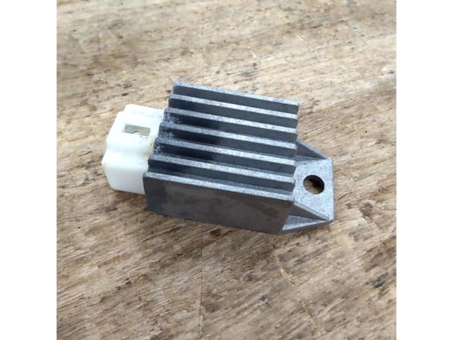 メーカー不明 12V用レギュレーター 汎用【モンキー/ゴリラなどに】