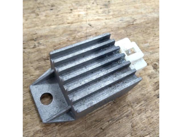 メーカー不明 12V用レギュレーター 汎用【モンキー/ゴリラなどに】