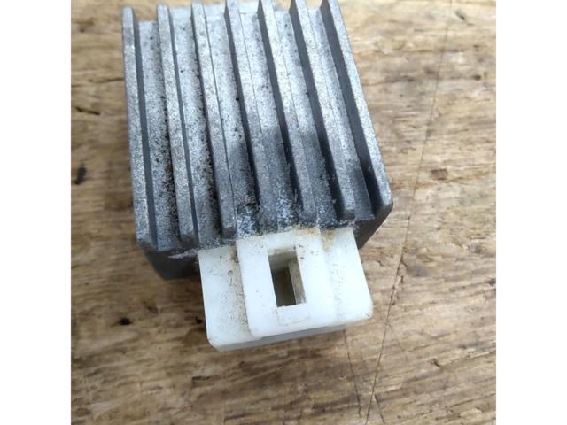 メーカー不明 12V用レギュレーター 汎用【モンキー/ゴリラなどに】