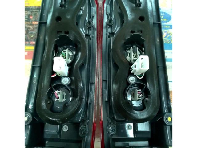 トヨタ ハイエース 200系 純正 テールレンズ