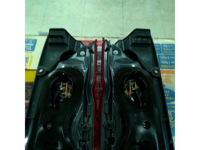 トヨタ ハイエース 200系 純正 テールレンズ