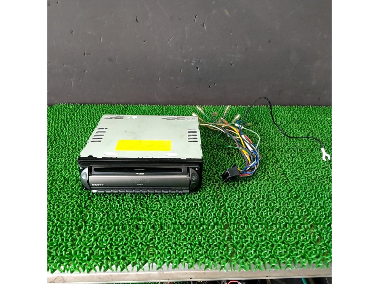Translation
SONY
CDX-R3300 (MP3 compatible)
FM / AM
CD player) Due to its age