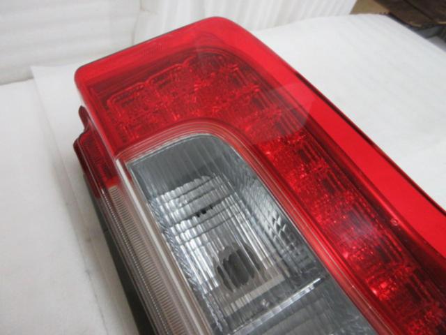 ※運転席側 ダイハツ LA600S タント純正テールレンズ (Z10159)