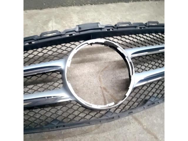 メルセデスベンツ W205前期Cクラス純正フロントグリル