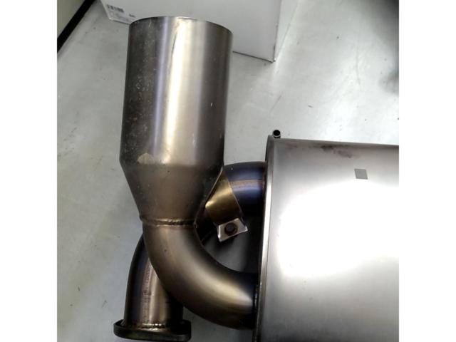 Genuine Nissan parts
Genuine option
Made barnacles
Titanium muffler
■
Fairlady Z
Z33
Used in manual transmission vehicles