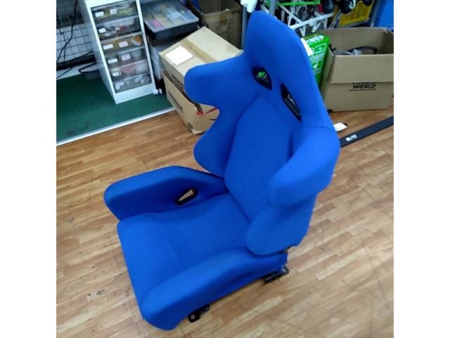 Unknown Manufacturer
Semi bucket seat
blue