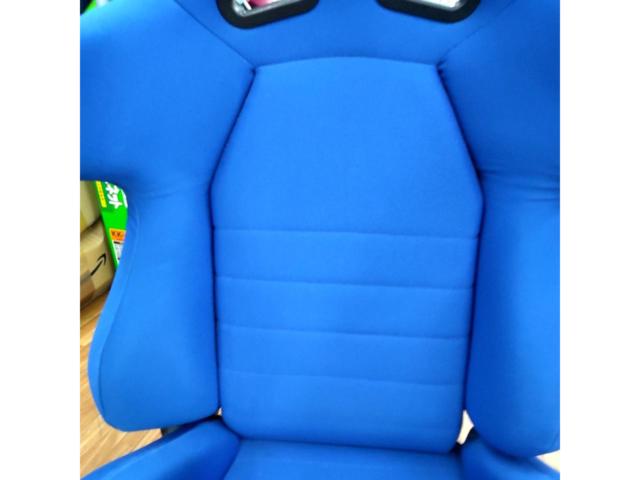 Unknown Manufacturer
Semi bucket seat
blue