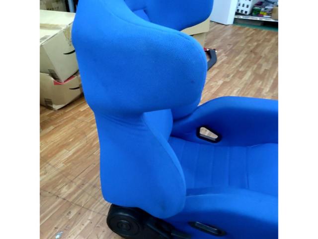 Unknown Manufacturer
Semi bucket seat
blue