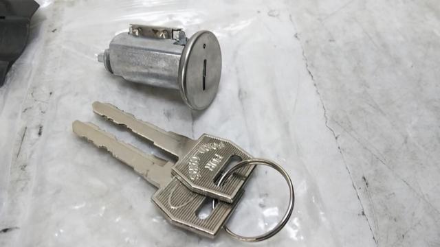 【3分割】メーカー不明 イグニッションスイッチ&ドアロックシリンダーセット
