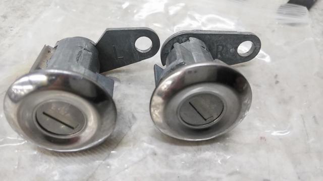 【3分割】メーカー不明 イグニッションスイッチ&ドアロックシリンダーセット