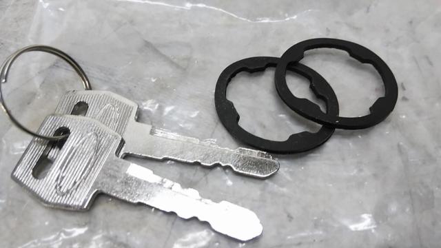 【3分割】メーカー不明 イグニッションスイッチ&ドアロックシリンダーセット