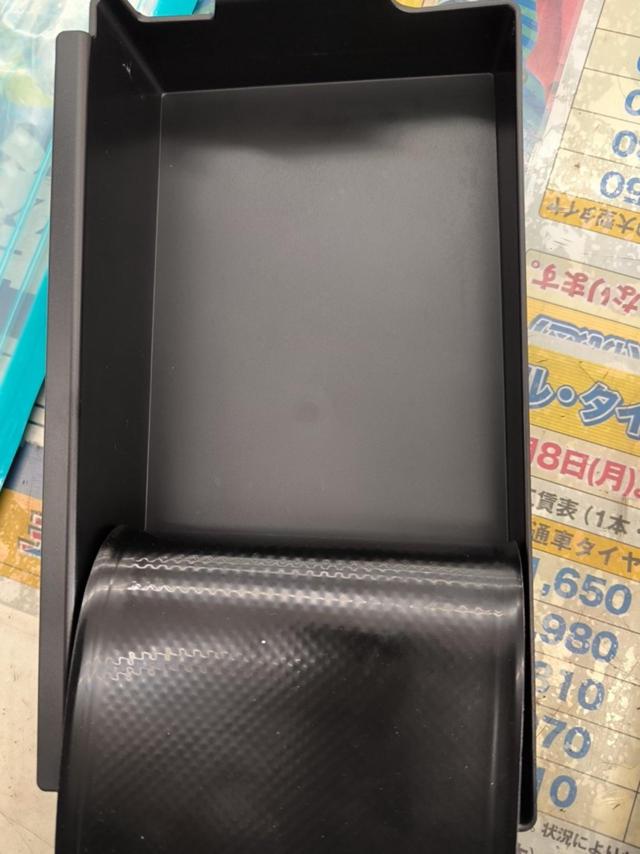 80VOXY
Center console tray