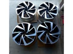 Honda genuine
Set of 4 genuine wheels for Honda Vezel (RU series) RS.