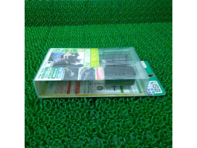 【エーモン】USB電源ポート(埋め込み用) 2882