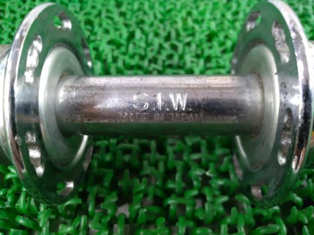 ※軸ガタ有り S.I.W ボスフリー用リアハブ 28H 軸長約180mm シルバー