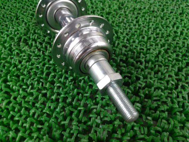 ※軸ガタ有り SIW ボスフリー用リアハブ 28H 軸長約170mm シルバー