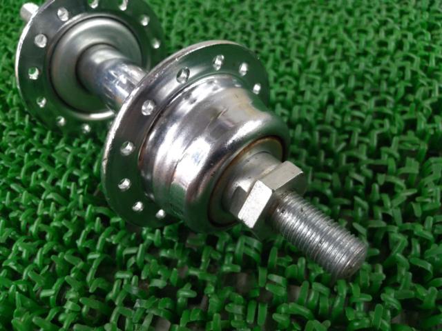 ※軸ガタ有り SIW ボスフリー用リアハブ 28H 軸長約170mm シルバー