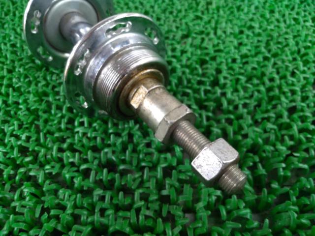※軸ガタ有り メーカー不明 ボスフリー用リアハブ 28H 軸長約180mm シルバー
