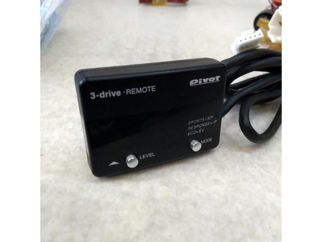 【Pivot】スロットルコントローラー 3-drive REMOTE + ハーネス TH-5A ■ E26 NV350キャラバンにて使用