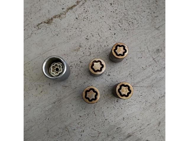 SUBARU / Subaru
Genuine optional wheel lock nuts (McGard brand)
M 12 x P 1 .25
