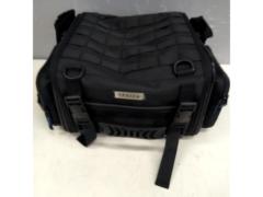 Y'SGEAR
Touring Seat Bag S
Q5K-DAY-Y01-015
Capacity: 20-26 L