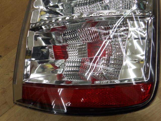 Right only
There are some cracks in the lens.
TOYOTA
Genuine tail lamp
20 system
Prius
Late version