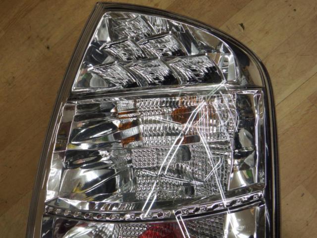 Right only
There are some cracks in the lens.
TOYOTA
Genuine tail lamp
20 system
Prius
Late version
