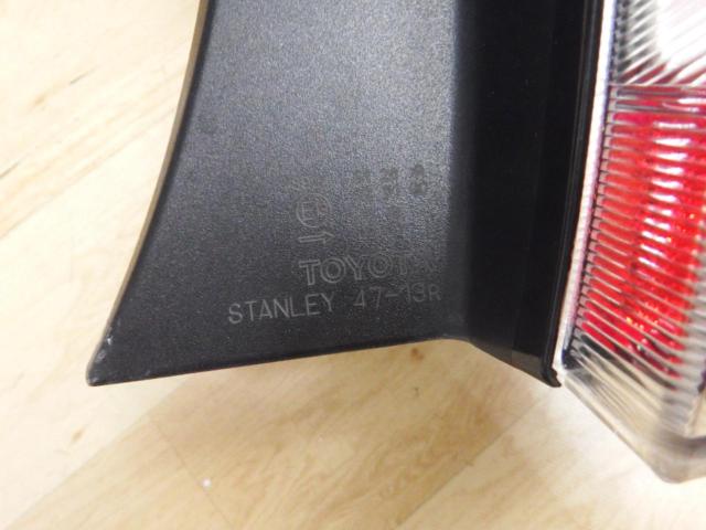 Right only
There are some cracks in the lens.
TOYOTA
Genuine tail lamp
20 system
Prius
Late version