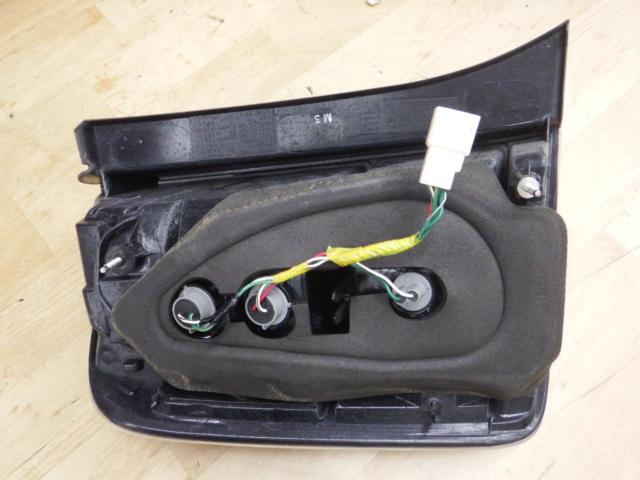 Right only
There are some cracks in the lens.
TOYOTA
Genuine tail lamp
20 system
Prius
Late version