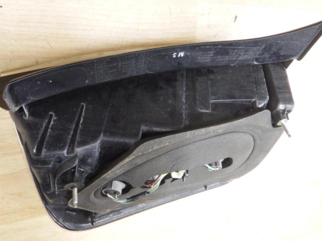 Right only
There are some cracks in the lens.
TOYOTA
Genuine tail lamp
20 system
Prius
Late version