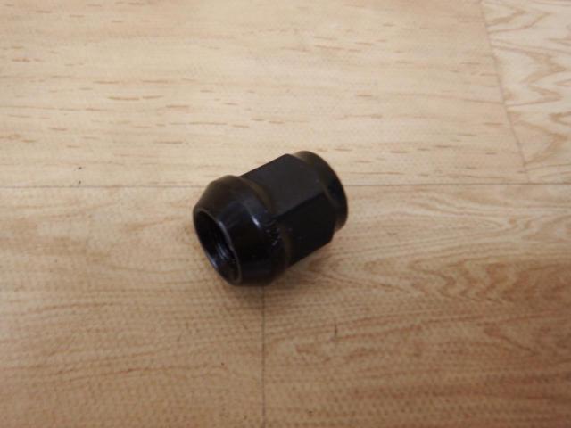 メーカー不明 ブラックホイールナット P1.5 16個 HEX:19mm