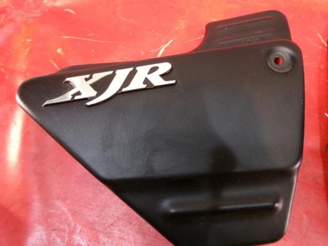 【メーカー不明】 サイドカバー ブラック XJR400 4HMから取り外し