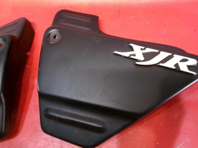 【メーカー不明】 サイドカバー ブラック XJR400 4HMから取り外し