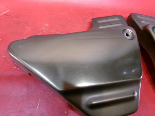 【メーカー不明】 サイドカバー ゴールド XJR400 4HMから取り外し