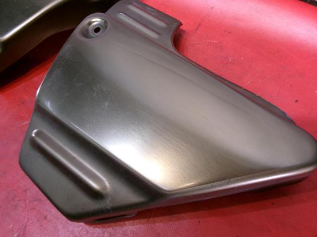 【メーカー不明】 サイドカバー ゴールド XJR400 4HMから取り外し