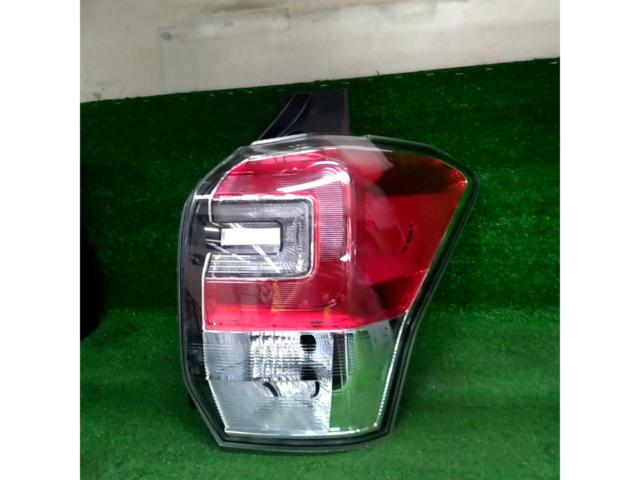 เลนส์ท้ายแท้ Subaru SJ Forester รุ่นปลาย *เฉพาะด้านคนขับ