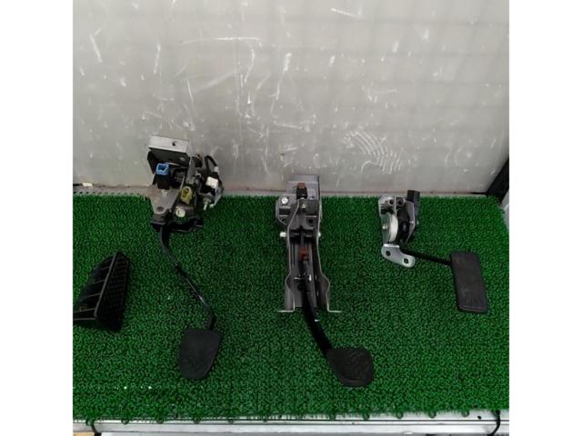 แป้นเหยียบของแท้ Subaru Legacy/BP5 (MT)